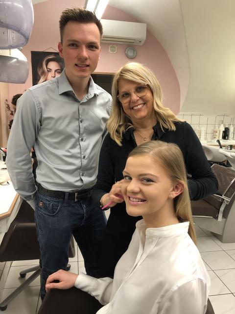 Karin Ungerböck macht sich ans Werk, Alex schaut zu, und Ninas Lippenstift und Lidschatten passen schon. | Foto: Stockmann