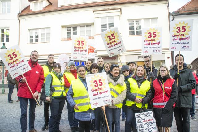 35 Stunden sind genug – rund 60 Personen nahmen an der Protestkundgebung in der Eisenstädter Fußgängerzone teil.