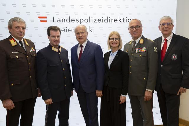 Landesbranddirektor Reinhard Leichtfried, Landespolizeidirektor Gerald Ortner, Landesrat Johann Seitinger, Zweite Landtagspräsidentin Gabriele Kolar, Militärkommandant Steiermark Brigadier Heinz Zöllner und Leiter des ÖRK Werner Weinhofer (v.l.)