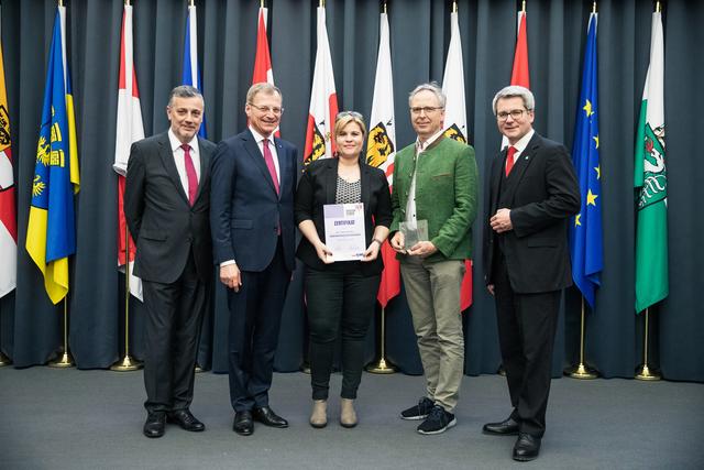 Die Vertreter der Neuen Musikmittelschule Niederneukirchen nehmen die Auszeichnung entgegen. | Foto: Land OÖ/Max Mayrhofer