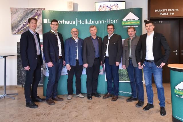 Ing. Christoph Wolfesberger von der Landwirtschaftskammer NÖ, Lagerhaus-Agrarspartenleiter DI Rudolf Grubauer, Lagerhaus-Obmann-Stv. Walter Mang, Lagerhaus-Obmann-Stv. Gerhard Ratsch, Kammersekretär DI Gerald Patschka von der Bezirksbauernkammer Hollabrunn, Pflanzenproduktionsberater Ing. Hermann Dommaier-Bachl von der Bezirksbauernkammer Hollabrunn, Agro Innovation Lab-Geschäftsführer David Saad, MSc im Rahmen des Agrarfachtags in Hollabrunn.