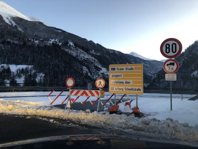 Derzeit ist die B171 Tiroler Straße zwischen Pians und Strengen gesperrt. Pkw- und Lkw-Verkehr werden über den Strenger Tunnel umgeleitet. Für landwirtschaftliche Fahrzeuge wird eine lokale Umleitung eingerichtet.