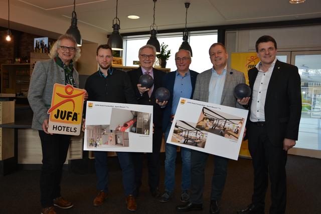 Bald rollen die Kugeln im Jufa Hotel Fürstenfeld: Die Verantwortliche der Jufa Hotels Gruppe und der Stadtgemeinde Fürstenfeld präsentierten die Ideen zum geplanten Umbau, der Ende Feber starten wird.