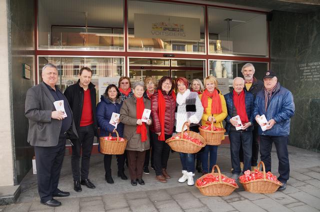 Vor dem Rathaus trafen sich die Initiatoren.  | Foto: Wiedner