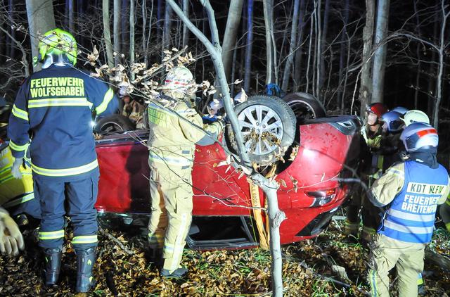 Das Fahrzeug lag am Dach einige Meter von der Straße in einem steilen Waldstück.
