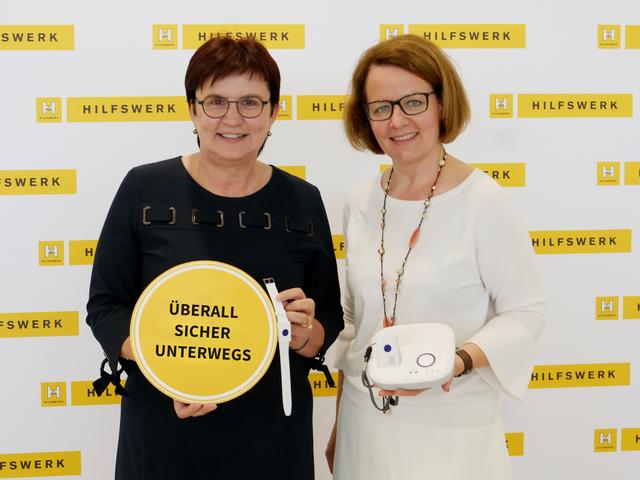 Hilfswerk-Präsidentin Michaela Hinterholzer und Soziallandesrätin Christiane Teschl-Hofmeister präsentieren das neue mobile Notruftelefon.