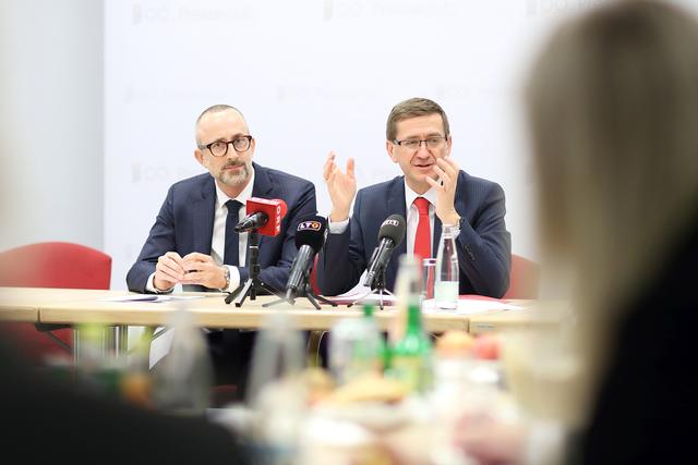 v.l.: Dir. Mag. Patrick Hochhauser, Geschäftsführer OÖ. Thermenholding GmbH, und Wirtschafts- und Tourismus-Landesrat Markus Achleitner. | Foto: Land OÖ/Sabrina Liedl