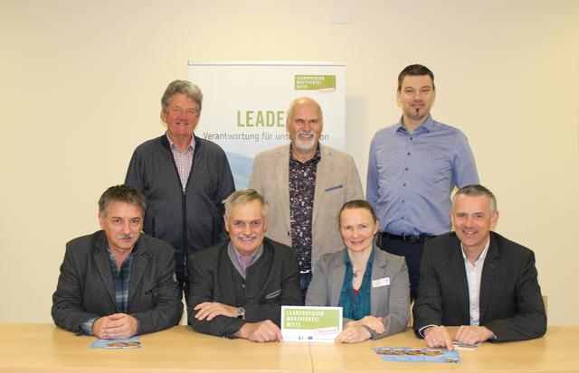 Der Vorstand der LEADER-Region Mostviertel-Mitte v.l.n.r.: Obmann der KR Traisen- Gölsental Bgm. Alois Kaiser, Bgm. Alfred Hinterecker, LEADER Obmann Bgm. Anton Gonaus, Obmann der KR Pielachtal Bgm. Kurt Wittmann, LEADER-Geschäftsführerin Petra Scholze-Simmel, Sprecher der Kleinregion Schallaburg Bgm. Thomas Vasku, Obmann der KR Hoch6 Bgm. Martin Leonhardsberger.