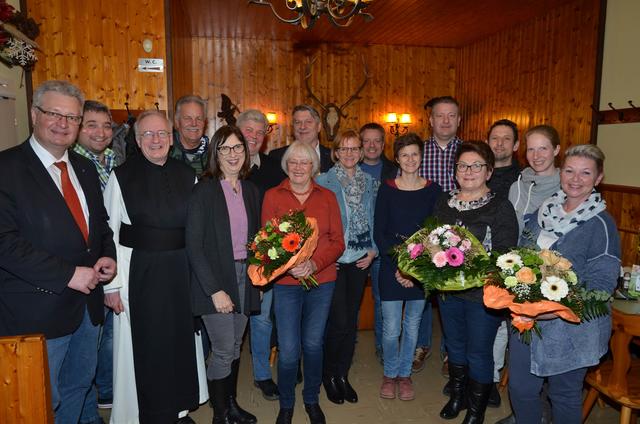 Bild: v.l. Bgm. Christoph Kainz, Kdt. Thomas Steiner (FF), Pater Walter Ludwig (Pfarre), Robert Wiche (Union Tennis-Club), Dorothea Davidson (Sportunion), Reinhard Schiefert (Musikverein), Helga Klemm (Abrechnung), Raimund Schmid (1.SC), Regina Stobek-Gruber (RaiKa), GR Günter Wurzer (Organisation), Rosa Girardi (KiGa), GR Viktor Paar (Pf.Puch Partie), Vizebgm. Johanna Stadlmann (Organisation), Gerry Klenner (1.SC), Meike Samland (Elternverein VS), Claudia Hummel (Dekoration Adventmarkt).
 | Foto: artner