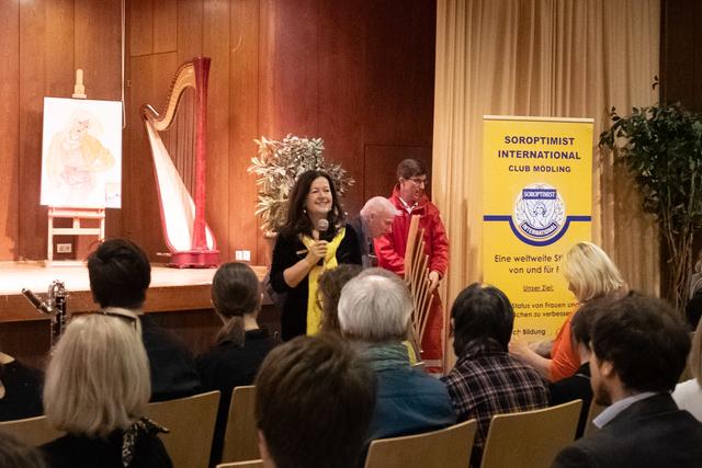 Präs. Judith Hradil-Miheljak eröffnet die Veranstaltung
Bezirksstellenleiter des Roten Kreuz Michael Dorfmeister hilft beim Aufstellen weitere Sessel: das Interesse an der Veranstaltung ist wirklich SEHR groß! | Foto: www.phostr.at
