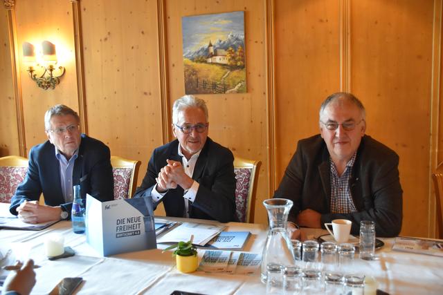 FW-Landesparteiobmann Winfried Vescoli (Mitte) sowie die Landesvorstandsmitglieder Christian Bucher und Arno Mück (v.l.) luden in Kufstein zum Pressegespräch.