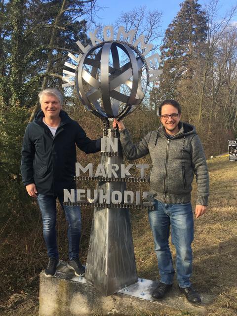 Neue Skulptur bei der Ortseinfahrt heißt die Gäste "Willkommen": Bgm. Joachim Radics, Künstler Markus Graf