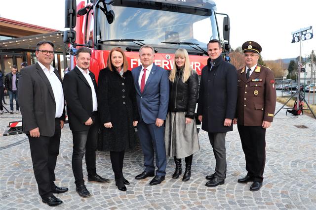 Christian Konrad, Udo Hebesberger, Simone Schmiedtbauer, Manfred Komericky, Angelika Unger, Stefan Hermann und ABI Ewald Wolf vor dem neuen Stützpunktfahrzeug der FF Kalsdorf.