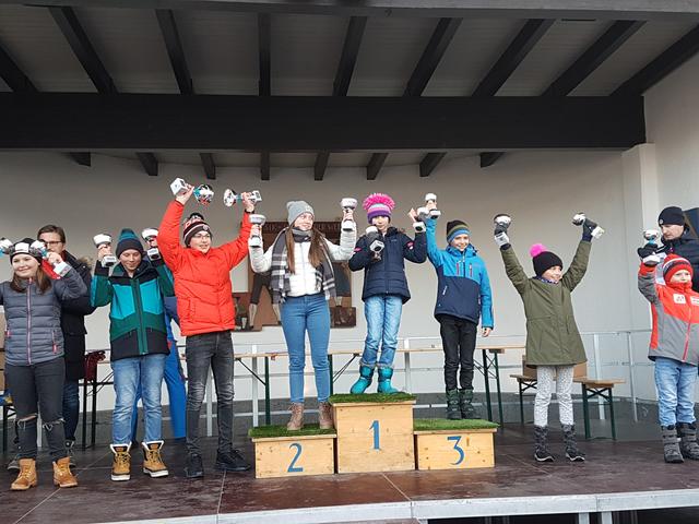 Die Tagessiegerinnen und Tagessieger beim Dorfjugend-Wintersporttag in Axams.