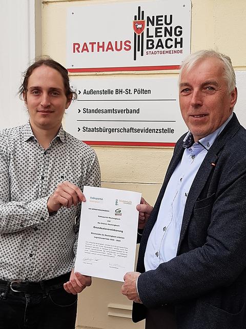 Paul Mühlbauer von den GRÜNEN und Bürgermeister Franz Wohlmuth von der ÖVP mit dem unterzeichneten Vertrauensgrundsatz