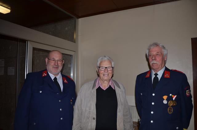 Die Altkommandanten Alois Steinwender und Jakob Kleindienst mit Rupert Scheiflinger