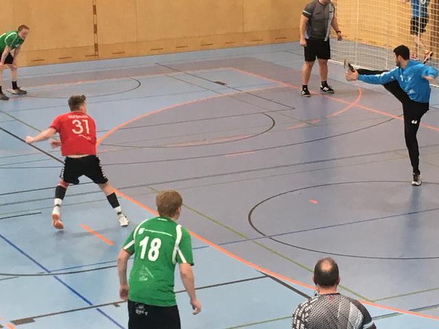 Fabian Hofbauer (im roten Dress Nummer 31) war für den WAT Fünfhaus im Schlager der Wiener Liga nicht nur wie hier aus einem Siebenmeter erfolgreich.