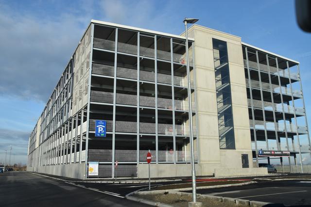 Das Parkhaus in Langenrohr hat bereits geöffnet, 712 Autos finden hier Platz.
