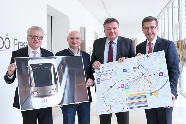 Bürgermeister Klaus Luger, Vize-Bürgermeister Markus Hein, Landesrat Günther Steinkellner und Landesrat Markus Achleitner präsetieren ihre Vision für das Schienennetz für den  O.Ö. Zentralraum, das auch die Mühlkeisbahn miteinschließt.  | Foto: Land O.Ö./ Sabina Liedl