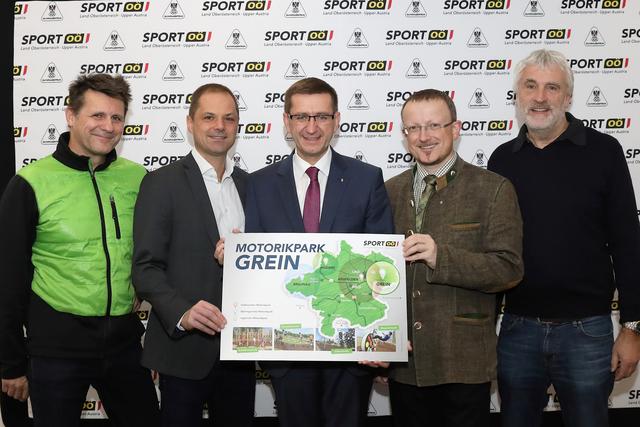 Thomas Birnleitner (Motorik-Dreams GmbH), Bürgermeister Rainer Barth, Wirtschafts- und Sport-Landesrat Markus Achleitner, Bezirkshauptmann Werner Kreisl (Obmann Sozialhilfeverband Perg), Roland Werthner (Motorik-Dreams GmbH.)