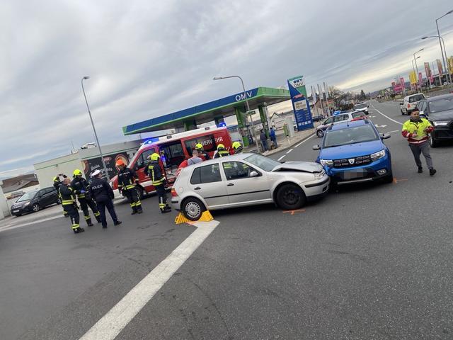 Aus bislang unbekannter Ursache prallten die Fahrzeuge im Kreuzungsbereich zusammen.  | Foto: Fotokerschi.at/Kerschbaummayr