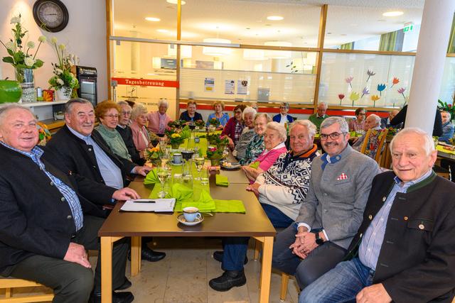 Erwin Seelos(2.v.l.) und Werner Frießer(2.v.r.) feierten mit den JubilarInnen.   | Foto: Holzknecht