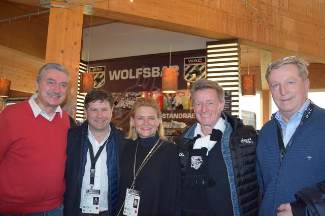Präsident Dietmar Riegler und seine Gattin Waltraud Riegler und Horst Nössler konnten beim ersten Spiel nach der Winterpause auch Bürgermeister Peter Stauber und Landes-Sportdirektor Arno Arthofer begrüssen.