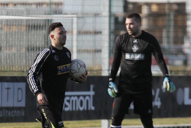 Es ist schon ein Genuss, diesem Spieler auf die Beine zu gucken: Attila Varga von der DSG Union HABAU Perg (nach seinem erfolgreich getretenen Elfmeter).