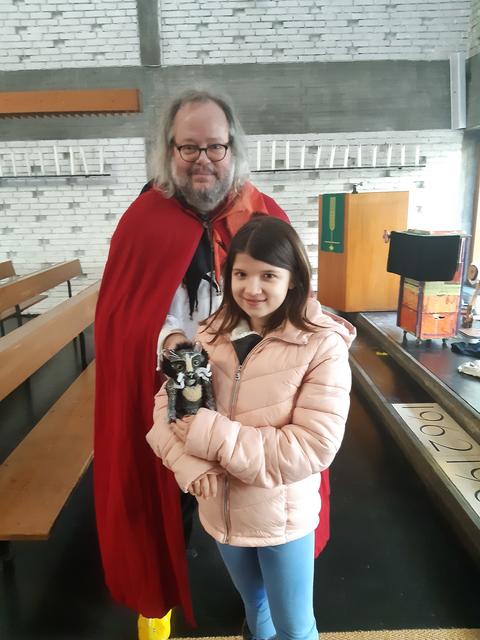 Sven Stäcker mit "gestiefeltem Kater" und einem seiner vielen Fans | Foto: Anna Kampl