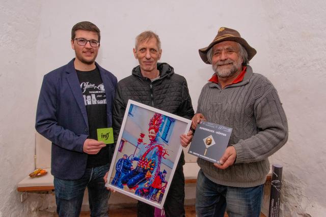 Der Gewinner in der Katagorie "Hüpfen" Markus Trenkwalder zwischen Manuel Huter(Obmann des Imster Fotoclub) und Gebi "Tschett" Schatz (Initiator des Wettbewerbs und Betreiber der Feuergalerie Tschett.
Foto: Mike Mass