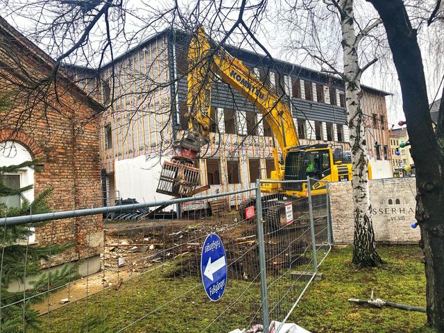 Die Bagger arbeiten heute noch dort, wo 2023 bereits Wohnungen und ein Bildungscampus stehen werden. | Foto: Harald Schuster
