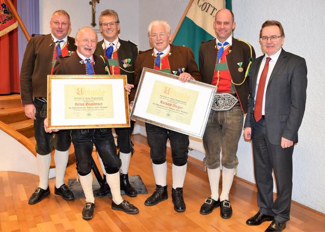 Ehrungen für 50 und 60 Jahre: Oberleutnant Sigi Kals, Heinz Brandtner, Bataillons-Kdt. Hans Hinterholzer, Richard Steger, Hauptmann Georg Steiner, Bgm. Georg Hochfilzer.