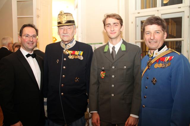 Nationalrat Andreas Minnich mischte sich als Vertreter von Landeshauptfrau Johanna Mikl-Leitner unter das kuk-Militär. | Foto: Friedrich Doppelmair