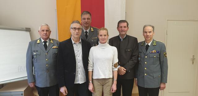 Bezirksleiter Alexander Amon, Siegfried Pirker, Bergwacht-Landesleiter Johannes Leitner, Verena Petutschnig, Bezirkshauptmann Brandner und Bezirksleiter-Stellvertreter Hannes Hössl (von links) | Foto: privat