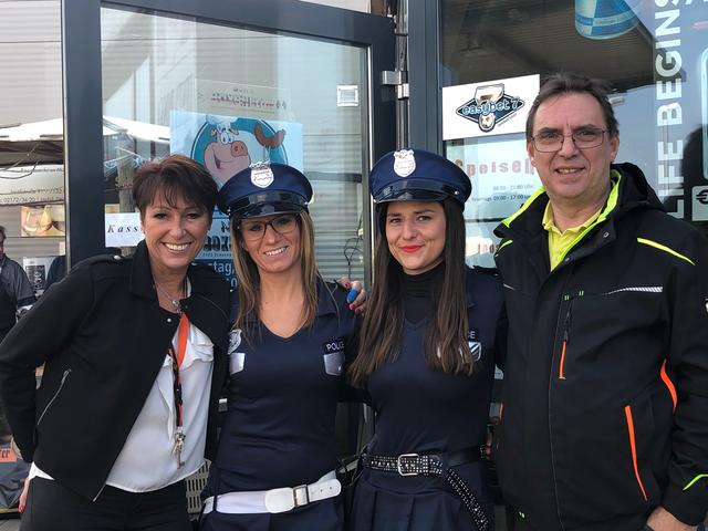 Natascha und Kurt Pitzl mit ihren beiden Kellnerinnen Adrienn und Barbara.