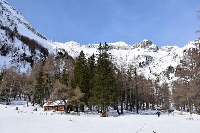 Bei der Moar Hütte,... die beiden Tourengeher wollen durch das Mösl Feld auf das Prebertörl und von dort über die Hasenhöhe auf das Schöneck.