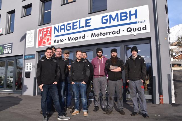 Das Team von Gernot Nagele (l.) vor dem neuen Firmengebäude.