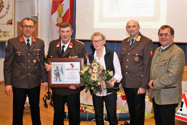 V. l.: Kommandant Wolfgang Laufenböck, Ludwig Itzinger, Maria Itzinger, Alfred Deschberger und Bürgermeister Bernhard Fischer.