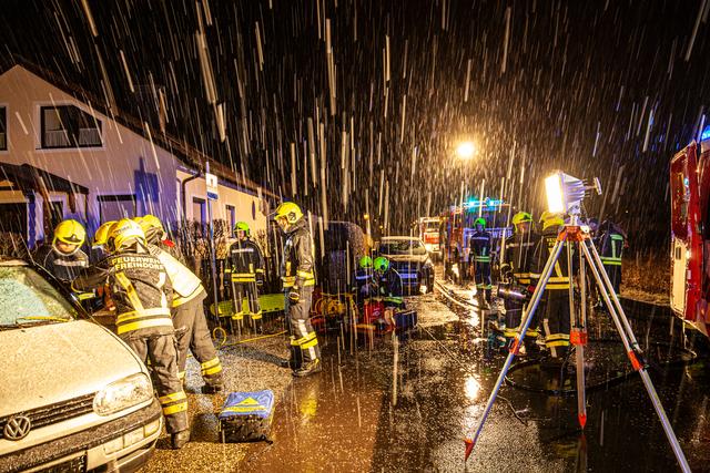 Feuerwehrübung bei starkem Regen und Schneeregen
