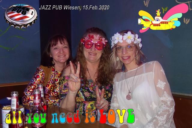 Zahlreiche Blumenkinder fanden sich am Wochenende im Jazz Pub Wiesen ein