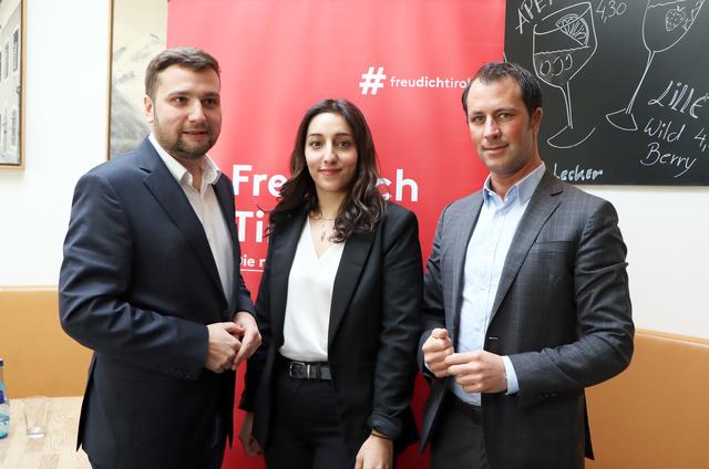 Die neue SPÖ-Regionalgeschäftsführerin Eda Celik mit Landesparteivorsitzemden Georg Dornauer (re.) und Bezirksparteivorsitzenden Benedikt Lentsch (li.).  | Foto: Othmar Kolp