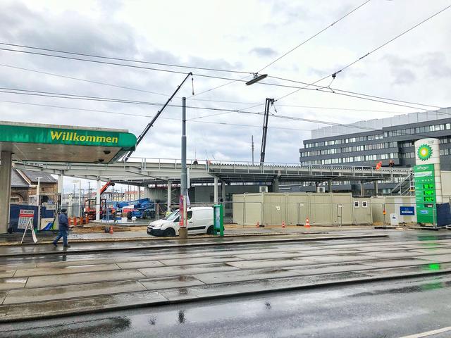 Die Bagger arbeiten heute noch dort, wo 2023 bereits Wohnungen und ein Bildungscampus stehen werden. | Foto: Harald Schuster