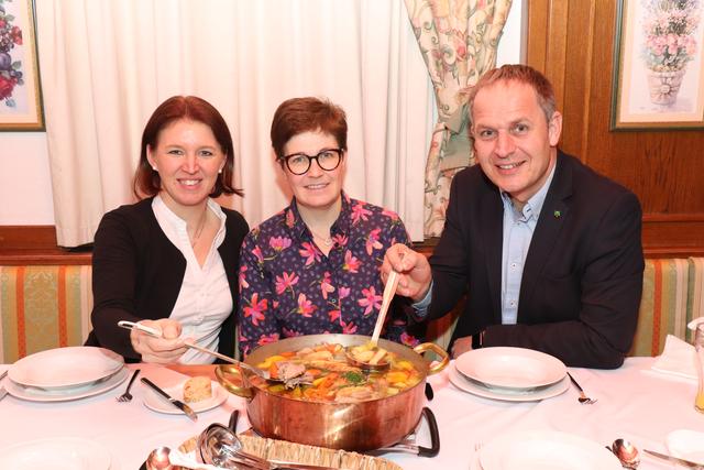 Michaela Langer-Weninger, Elisabeth Kölblinger und Christian Mader (v.l.) beim Rindfleischessen.  | Foto: Alfred Jungwirth