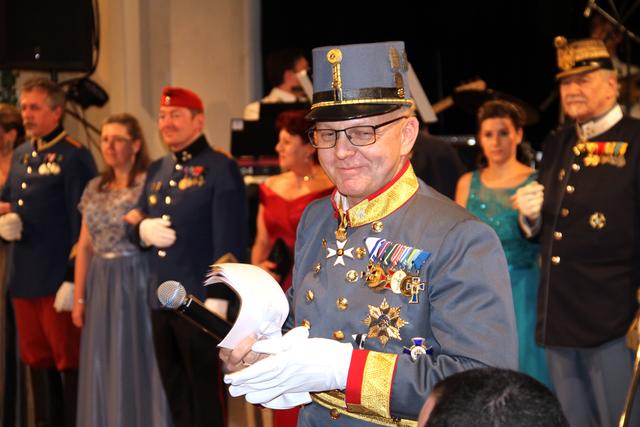 Mehr amüsant als militärisch begrüßte der Moderator die Gäste. | Foto: Friedrich Doppelmair