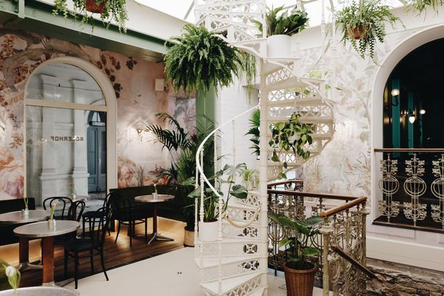 Für die romantische Atmosphäre im Adlerhof sorgt die Wendeltreppe.