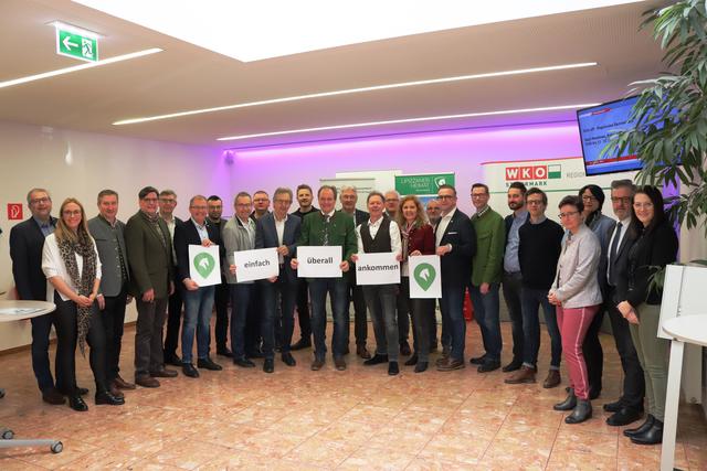 Die Initiatoren, Bürgermeister, Gemeindevertreter gemeinsam mit den Taxiunternehmen als regionalen Partner
