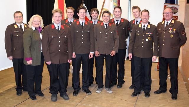 Die Beförderten der Feuerwehr St. Ulrich: AB-Kdt. Hannes Harasser, Bgm. Brigitte Lackner, Lukas Massinger, Martin Koblinger, Simon Nothegger, David Nothegger, Christian Prader, Manuel Moosmair, Josef Massinger, Kdt. Martin Mitterer, BZ-Kdt. Karl Meusburger (v. li.).