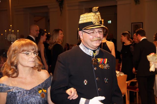 Jede Menge Gold auf der militärischen Kopfbedeckung. | Foto: Friedrich Doppelmair