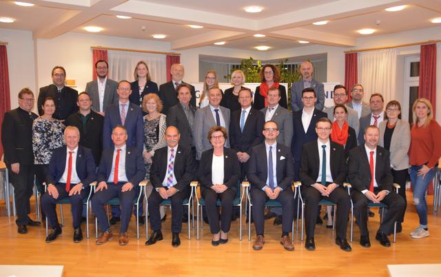 Bürgermeisterin Helga Rosenmayer und Vize-Bürgermeister Hubert Hauer mit den neu gewählten Gemeinderäten und Funktionären sowie den gewählten Ortsvorstehern.