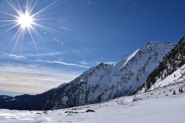 Die schroffe Rückseite des Prebers - der Gipfel rechts oben.